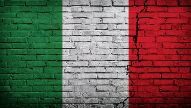 垂直の亀裂が走る赤い煉瓦壁に重なるイタリア国旗の概念写真