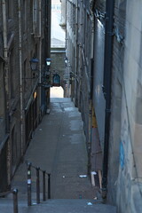 Fototapeta premium Edinburgh,UK - May 10, 2026: A close connecting Cockburn street and High street in Edinburgh, Scotland in the Morning 