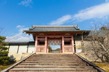 Fototapeta premium 日本の風景・秋 京都 世界遺産 紅葉の仁和寺 中門