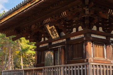 Fototapeta premium 日本の風景・秋 京都 世界遺産 紅葉の仁和寺 五重塔