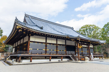 Naklejka premium 日本の風景・秋 京都 世界遺産 紅葉の仁和寺 金堂（国宝）