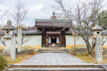 Fototapeta premium 日本の風景・秋 京都 世界遺産 紅葉の仁和寺 御影堂
