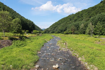 会津の桧枝岐村を流れる伊南川。 © onaka