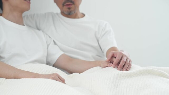 ベッドで寄り添う二人の男性。同性愛、LGBT、恋愛、恋人、パートナー、カップル、ゲイ、同性婚、性自認