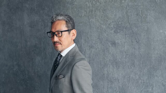 ミドル男性ビジネスパーソン。笑顔、上司、社長、経営者、ミドル、シニア、スーツ、富裕層、おしゃれ、中年