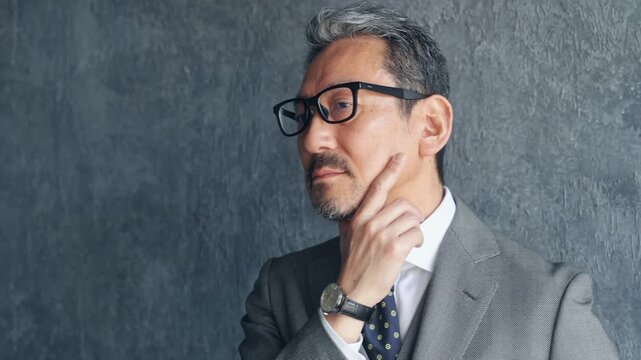 ミドル男性ビジネスパーソン。メンズ、美容、ひげ、おしゃれ、ファッション、コスメ、化粧品、美肌、シニア