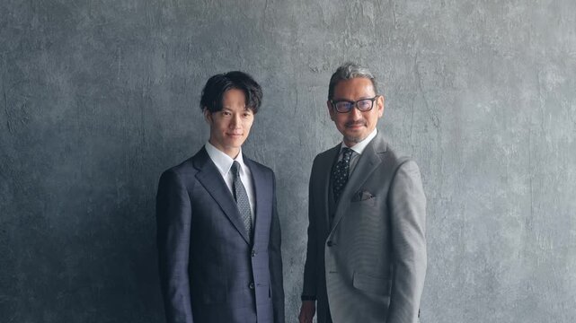 男性ビジネスパーソンのグループ。上司、部下、チームワーク、人材、経営、後継者、事業承継、自信、親子