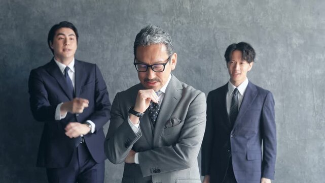 悩む上司と文句を言う部下。社長、経営者、不満、人材、リーダー、企業、課題、失敗、困る、考える、疑問