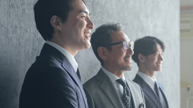 笑顔の男性ビジネスパーソンのグループ。チームワーク、経営、企業、人材、満足、やりがい、充実、仲間
