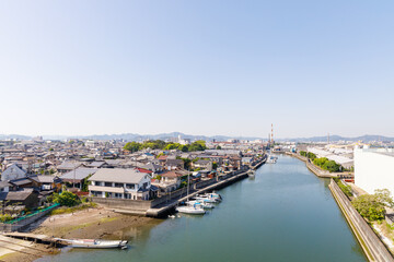 Fototapeta premium 高砂大橋から望む臨海工業地帯と港町の風景