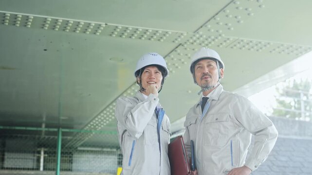設備を点検する作業員。工事、検査、修理、メンテナンス、保守、建設、チームワーク、業者、人材、安全
