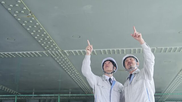 設備を点検する作業員。工事、検査、修理、メンテナンス、保守、建設、チームワーク、業者、人材、安全