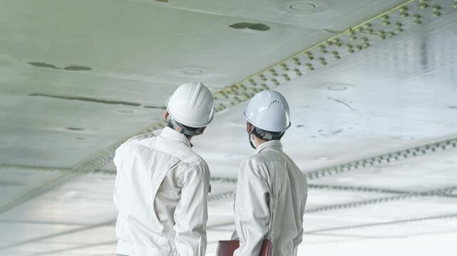 設備を点検する作業員。工事、検査、修理、メンテナンス、保守、建設、チームワーク、業者、人材、安全