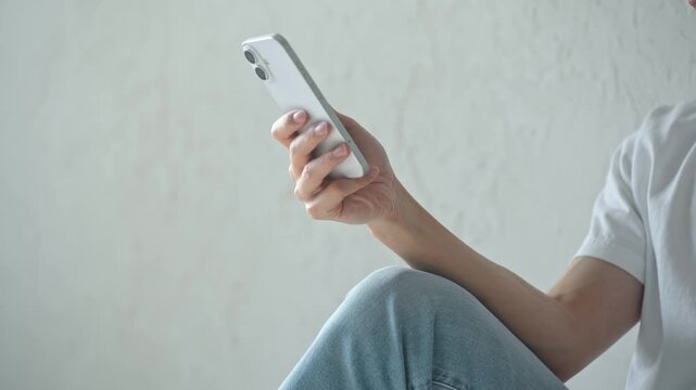 スマホを使う男性。アプリ、SNS、動画、メール、DX、ゲーム、リラックス、若者、検索、スマートフォン