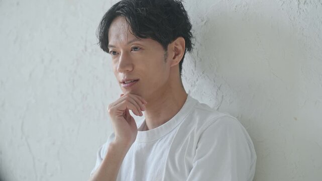 床に座ってリラックスする若い男性。メンズ、美容、ボディケア、スキンケア、エステ、爽やか、イケメン