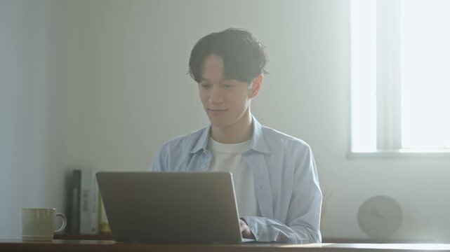 ノートPCを使う男性。パソコン、仕事、作業、テレワーク、副業、資格、カジュアル、DX、IT、ビジネス