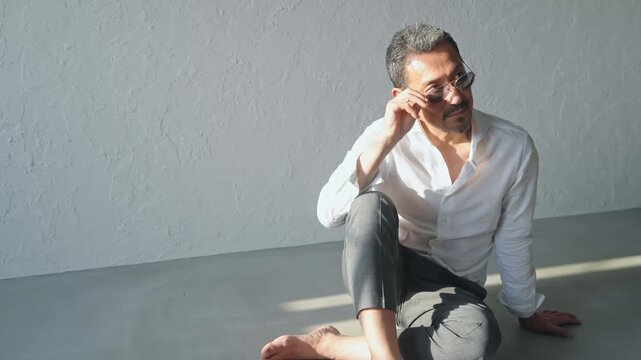 かっこいいミドルエイジ男性のポートレート。ファッション、おしゃれ、メンズ、イケおじ、モデル、撮影