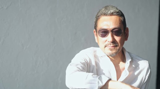 サングラスをかけたミドル男性。おしゃれ、ファッション、アイウェア、かっこいい、イケおじ、シニア、中年