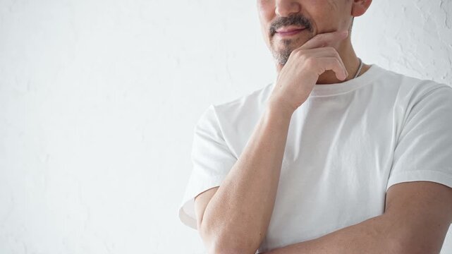ミドル男性の美容イメージ。メンズビューティ、脱毛、ヒゲ、トリミング、スキンケア、コスメ、化粧品、中年