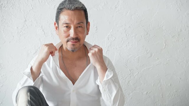 おしゃれなミドル男性。メンズビューティ、エステ、脱毛、サロン、イケおじ、ファッション、消臭、加齢臭