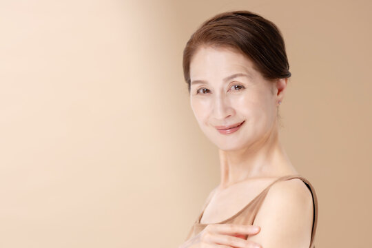 美容　女性　ベージュバック