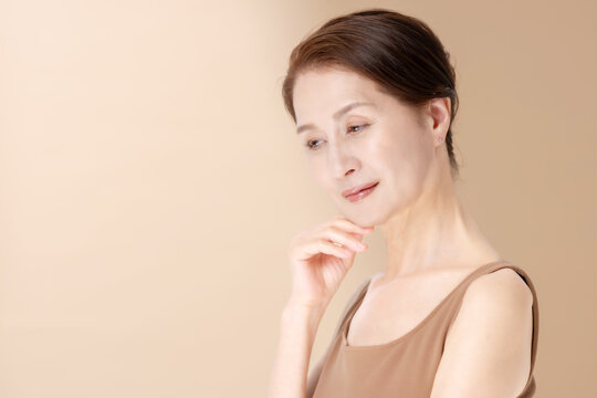 美容　女性　ベージュバック