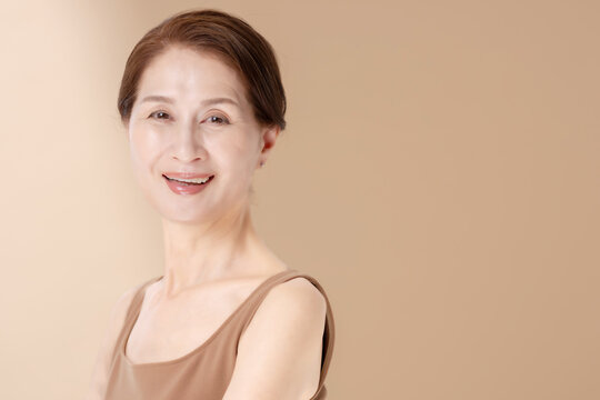 美容　女性　ベージュバック