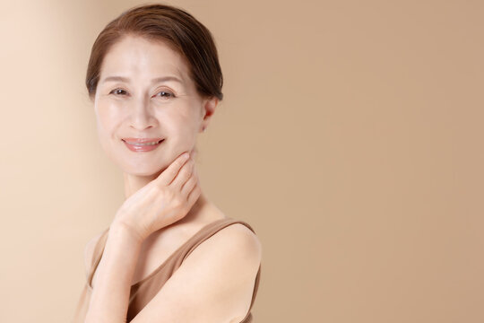 美容　女性　ベージュバック