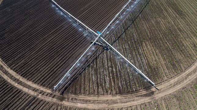Vue a&eacute;rienne d&rsquo;un syst&egrave;me d&rsquo;irrigation &agrave; pivot central dans un champ