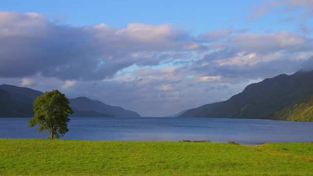 Loch Ness am Abend, Loch Ness, Schottland, Vereinigtes K&ouml;nigreich, Gro&szlig;britannien