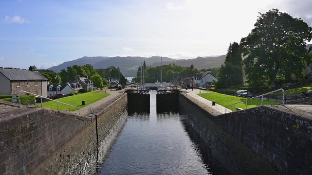 Panorama einer Schleuse mit Bergkulisse und sonnigem Himmel, Kaledonischer Kanal, Fort Augustus, Loch Ness, Schottland, Vereinigtes K&ouml;nigreich, Gro&szlig;britannien