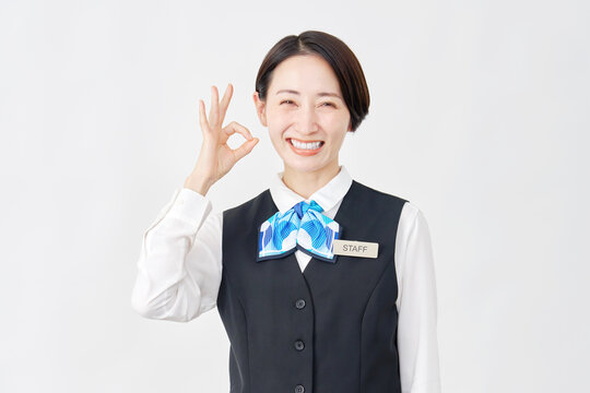 女性スタッフ　受付嬢・銀行員　OKサイン　白背景