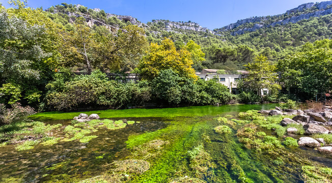 La rivi&egrave;re Sorgue &agrave; Fontaine-de-Vaucluse