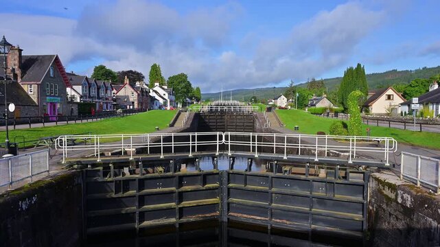 Eine Schleuse zwischen traditionellen Geb&auml;uden unter einem blauen Himmel, Kaledonischer Kanal, Fort Augustus, Loch Ness, Schottland, Vereinigtes K&ouml;nigreich, Gro&szlig;britannien 