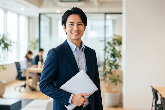 薬局で薬を手渡すマスク姿の日本人女性薬剤師 Generative AI