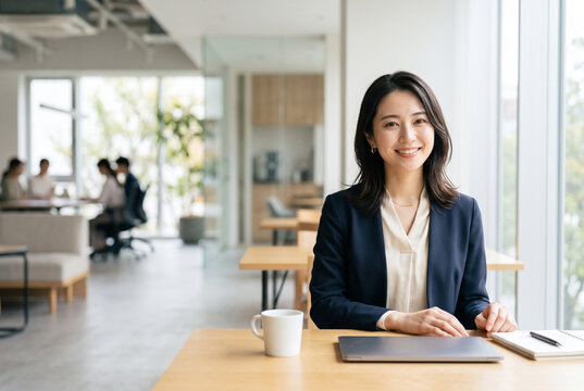 病院の明るい廊下で相談する女性医師と看護師 Generative AI