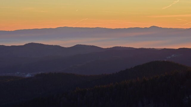 Neblige Berge und ruhiger Stimmung, Sonnenaufgang, Blickrichtung Rheintal, Hohneck, La Bresse, Vogesen, Frankreich