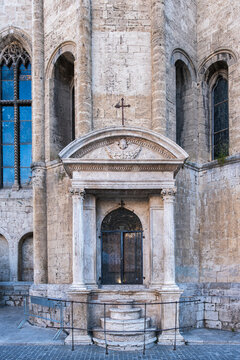 Baroque Edicola di Lazzaro Morelli set into the travertine fa&ccedil;ade of San Francesco Church on Piazza del Popolo in Ascoli Piceno, Marche, Italy, featuring richly carved architectural details