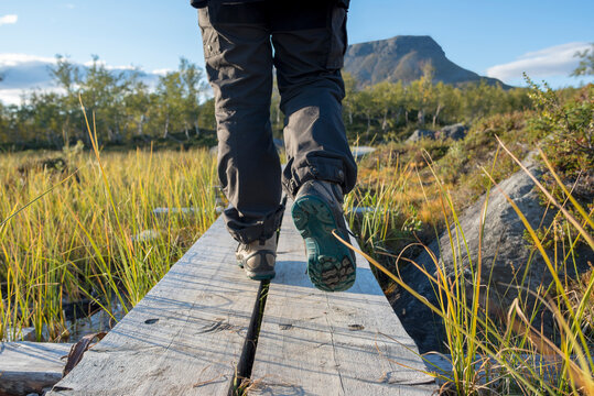 Finland, Lappland, Kilpisjaervi, hiker on boardwalk