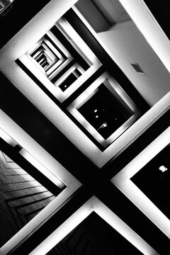 Graphisme en noir et blanc de reflets dans un miroir 
