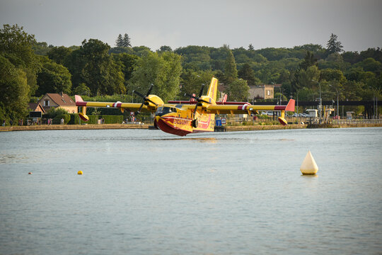 Chartrettes - France - 13th july 2026: View of a Canadair water bomber scooping water from the Seine due to a fire in the Fontainebleau forest