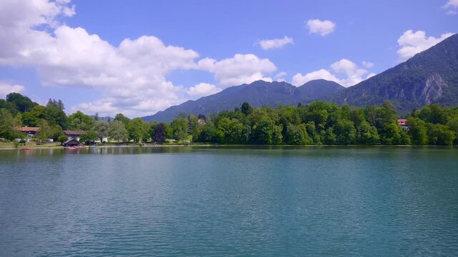 Blick auf das Ufer am Kochelsee, Alpenvorland, Blaues Land, Kochel, Oberbayern, Bayern, Deutschland