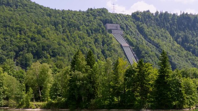 Blick auf das Ufer am Kochelsee im Hintergrund das Walchenseekraftwerk, Alpenvorland, Blaues Land, Kochel, Oberbayern, Bayern, Deutschland