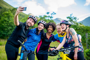 Obraz premium Group biking selfie in nature