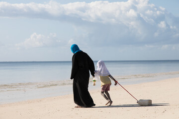 Cwiczenia rehabilitacyjne matki i córki na plaży Zanzibaru © kubikactive