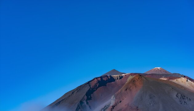 快晴の青空と雪のない富士山（山肌・コピースペース）