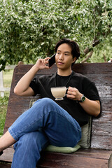 Obraz premium Relaxing summer day at a garden cafe with a young man enjoying casual vibes