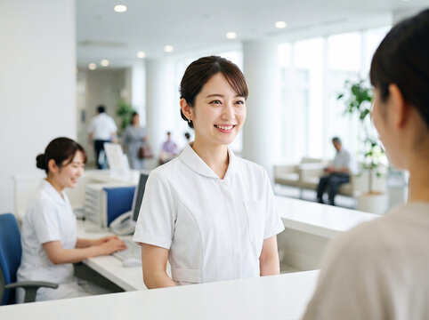 清潔感のある病院の窓口で親身に患者対応する女性