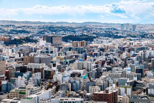高層ビルやマンションが密集する大都市のクローズアップ俯瞰
