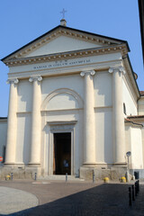 Obraz premium Historic buildings at Inzago, Milan, Italy, along via Umberto I. Santa Maria Assunta church